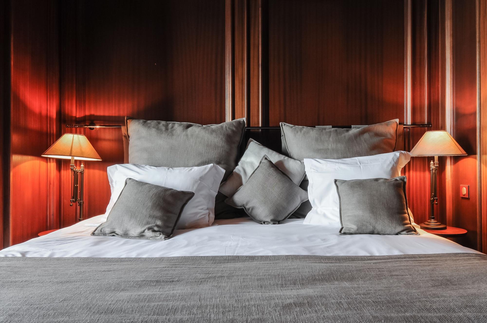 Le Palace De Menthon Exteriér fotografie A bed with cushions