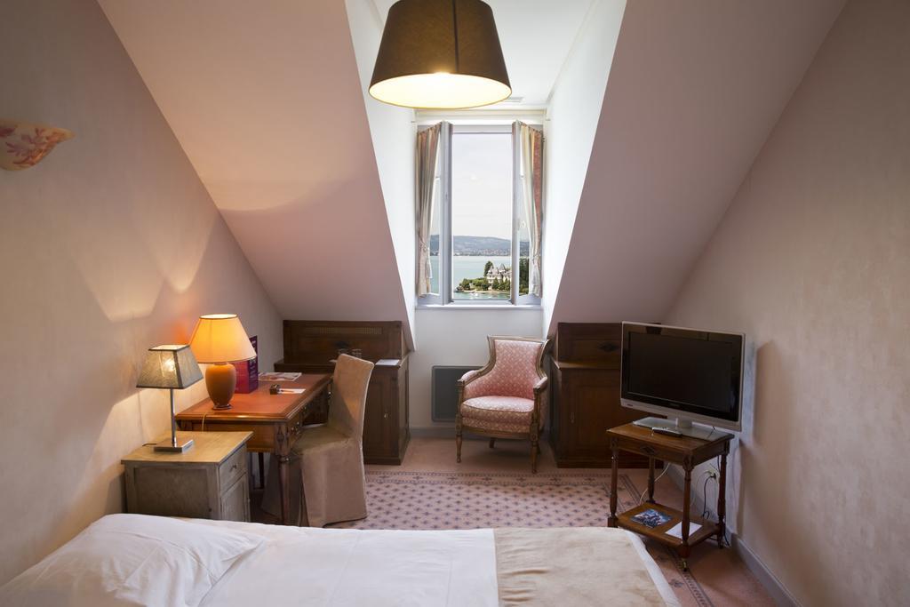 Le Palace De Menthon Exteriér fotografie A room at the hotel