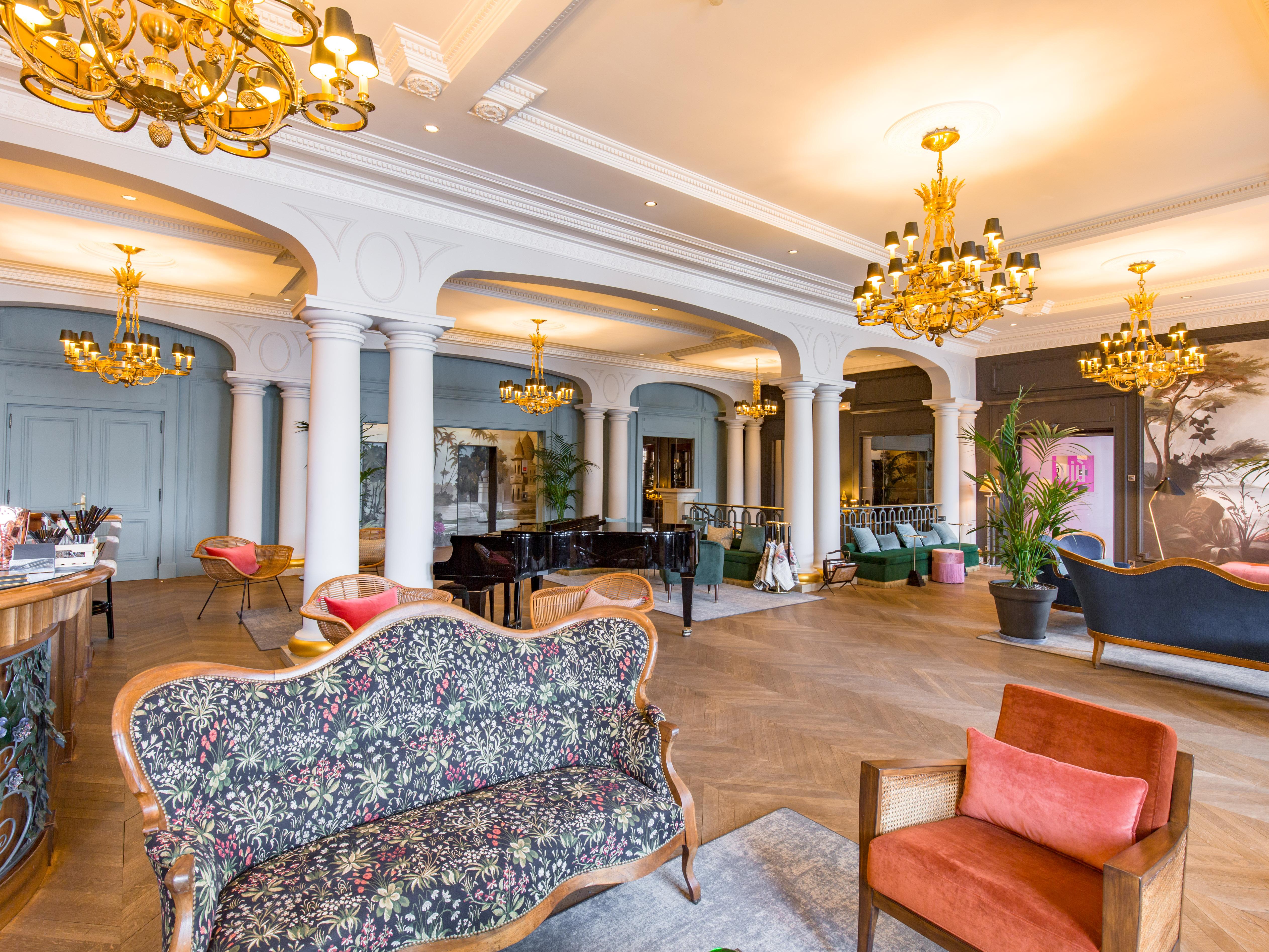 Le Palace De Menthon Exteriér fotografie The lobby of the hotel