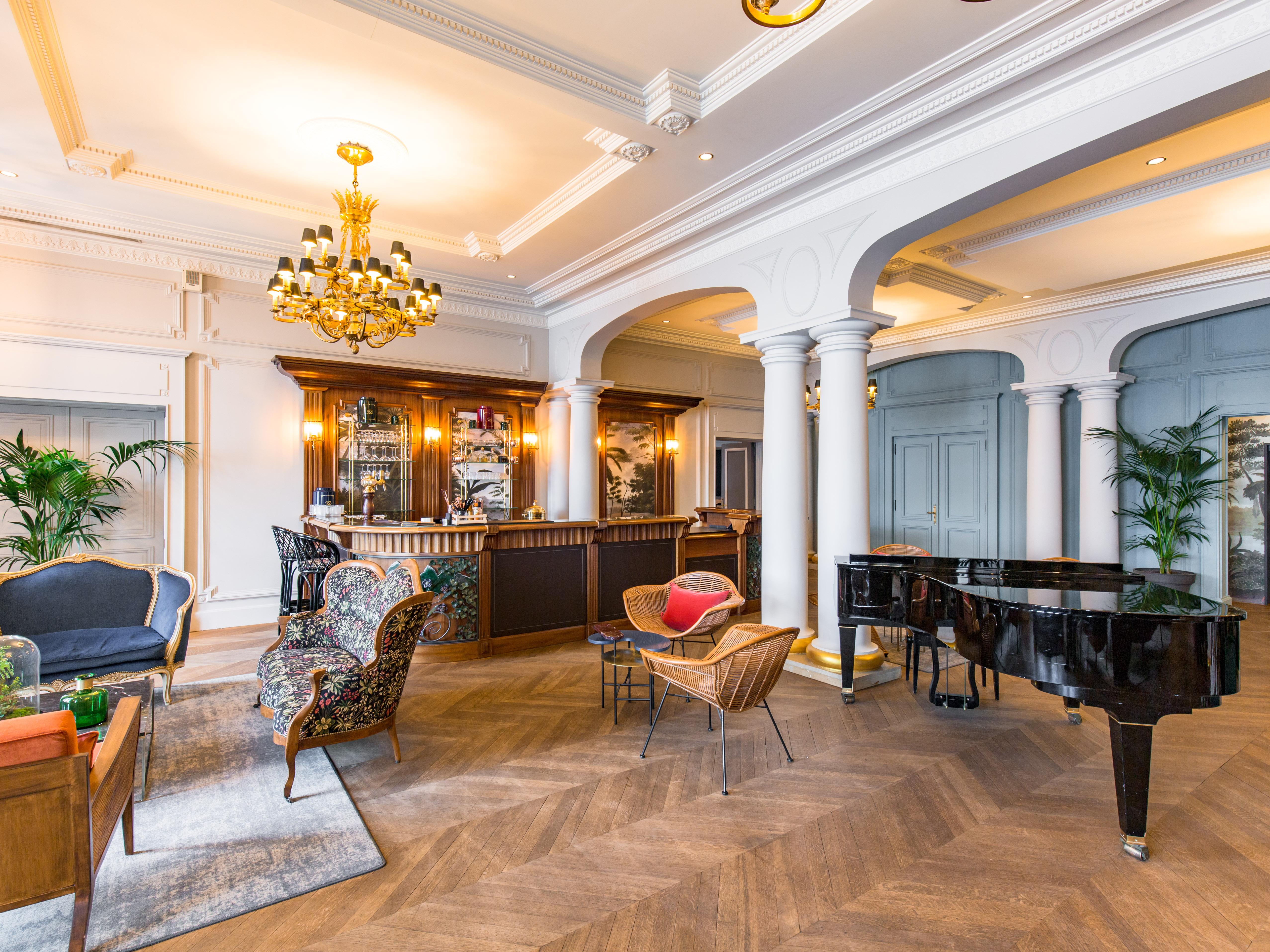 Le Palace De Menthon Exteriér fotografie The interior of the hotel