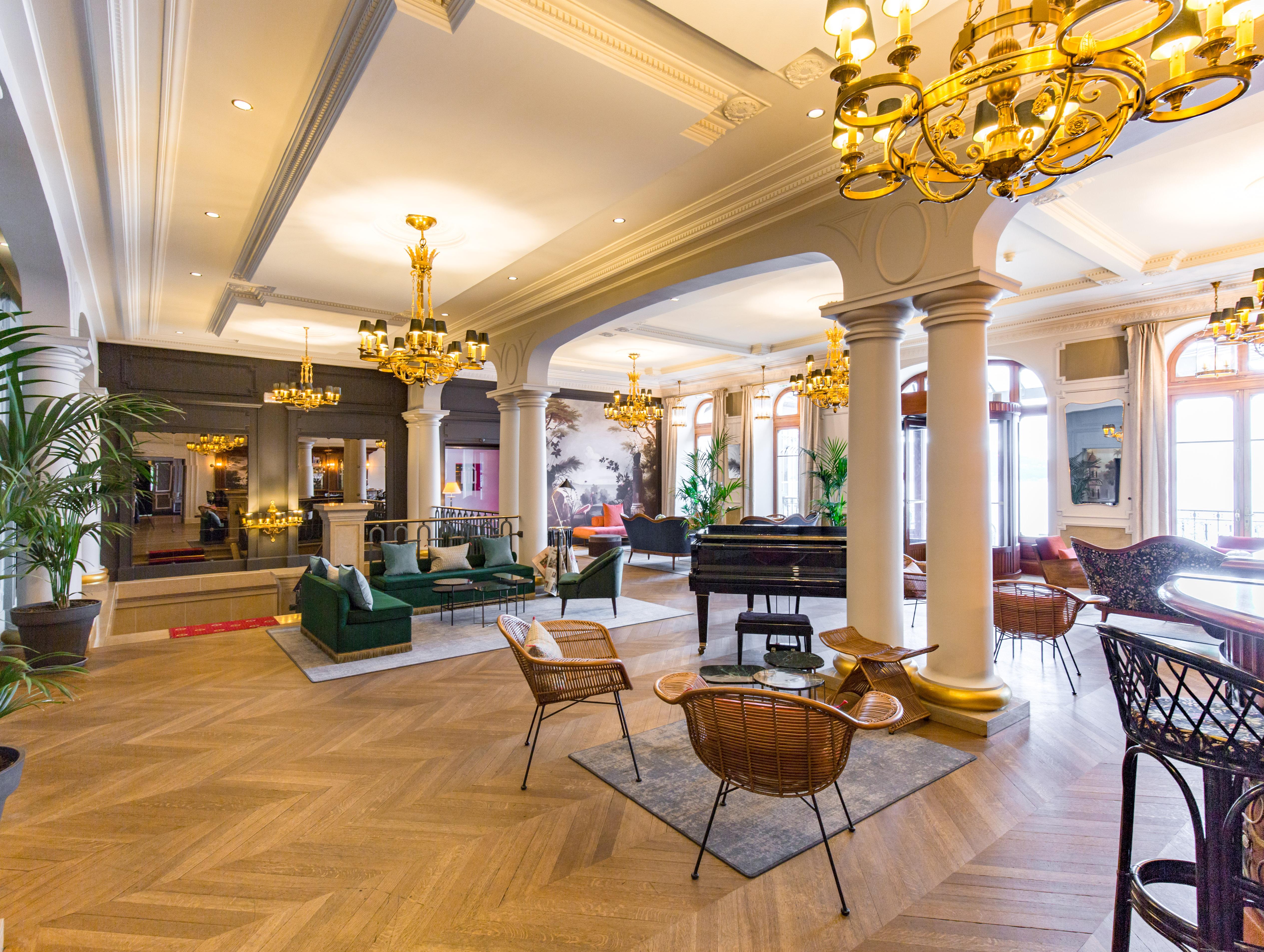 Le Palace De Menthon Exteriér fotografie The lobby of the hotel