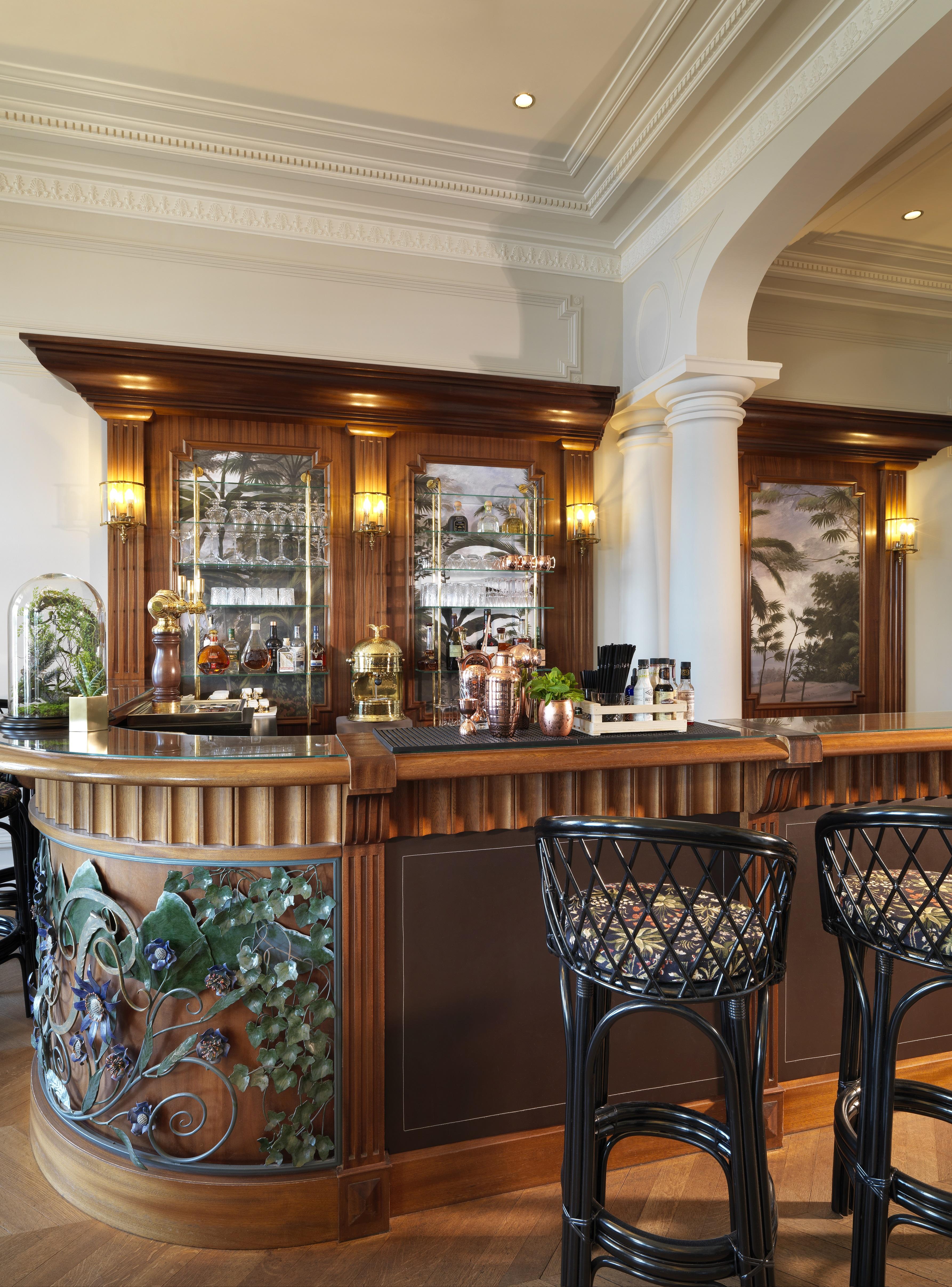 Le Palace De Menthon Exteriér fotografie The bar at the hotel
