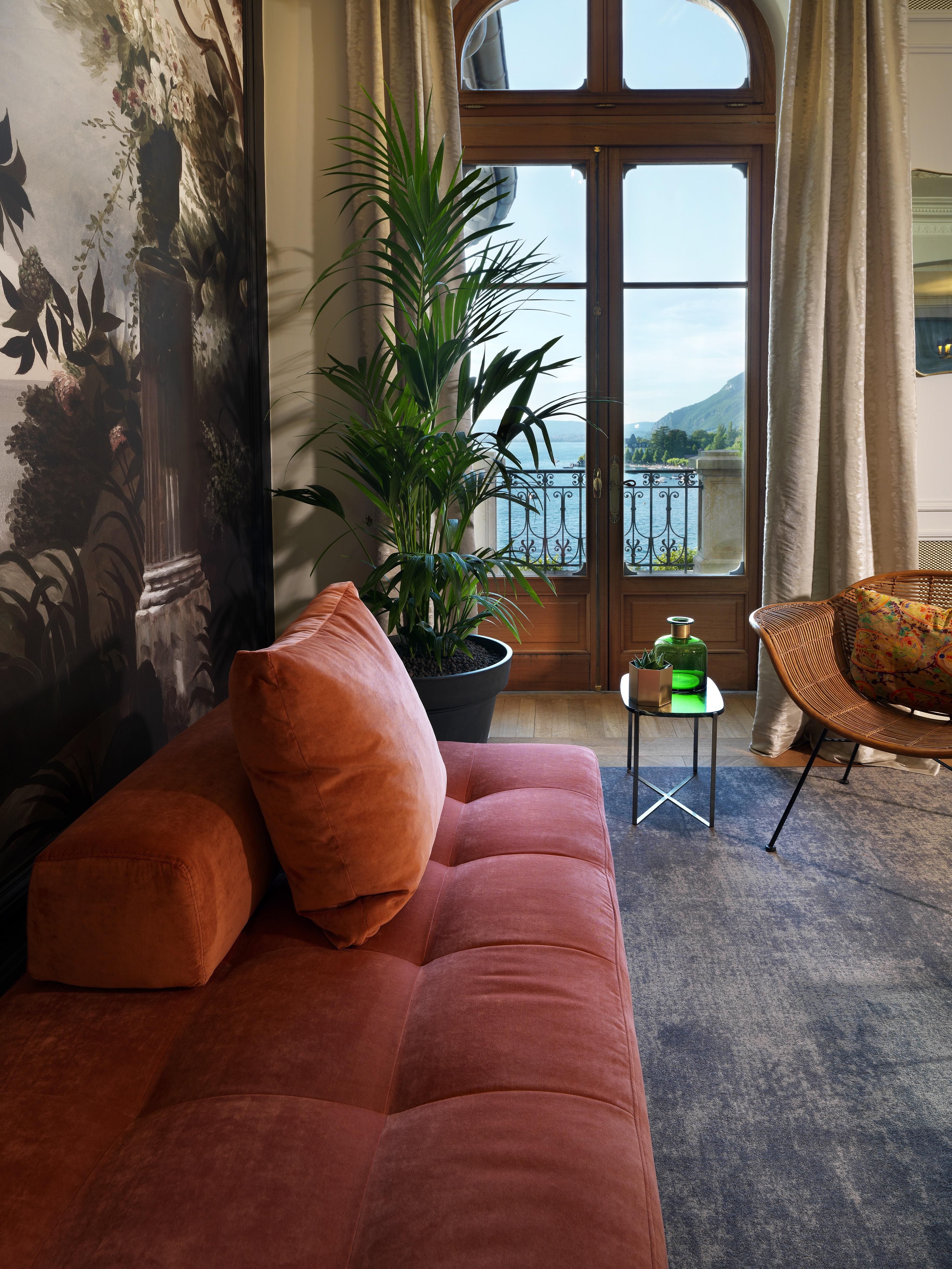 Le Palace De Menthon Exteriér fotografie A living room with a view of the sea