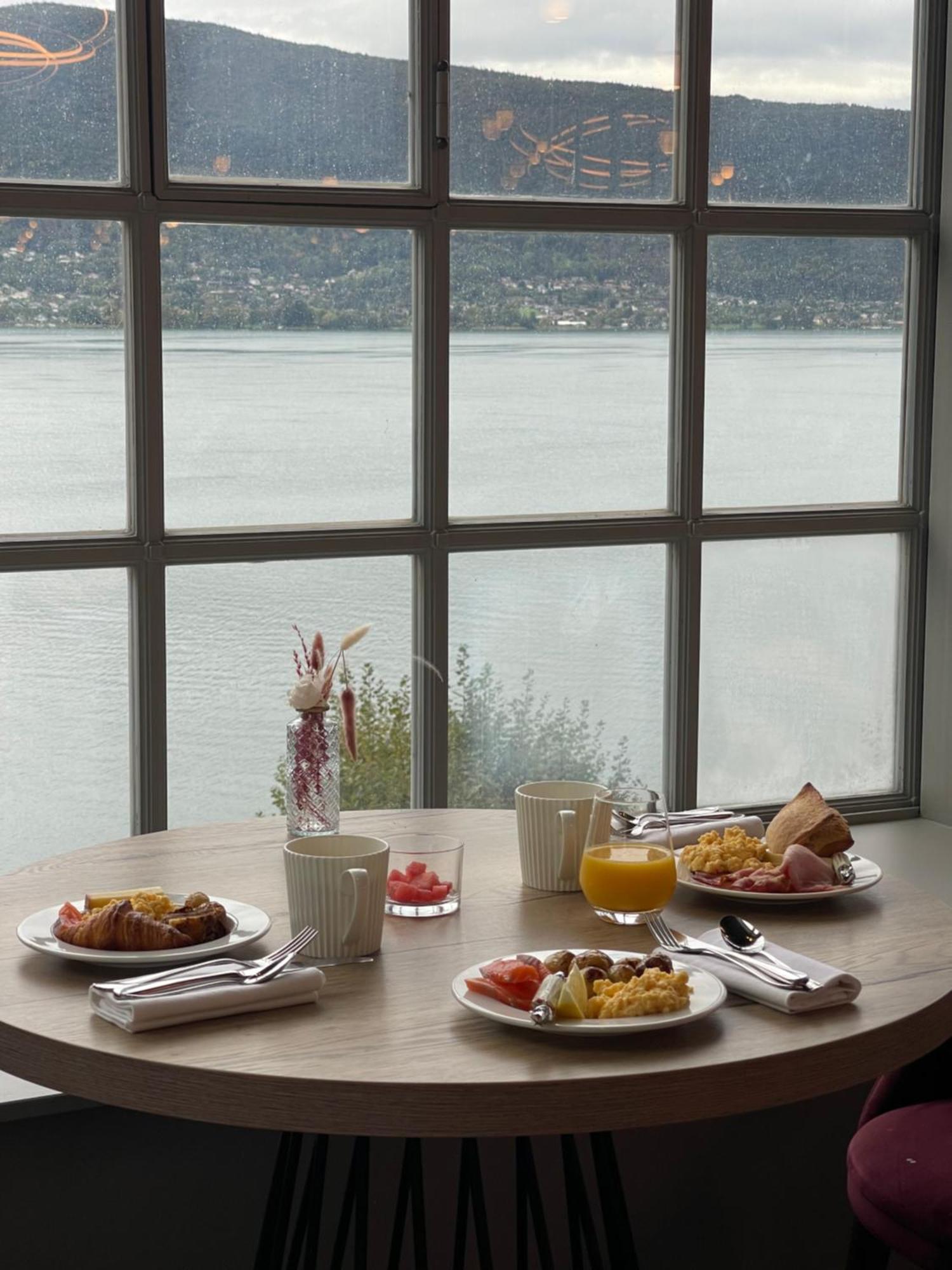 Le Palace De Menthon Exteriér fotografie A breakfast table