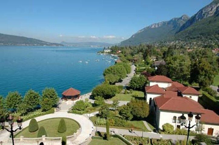 Le Palace De Menthon Exteriér fotografie The lake of Annecy