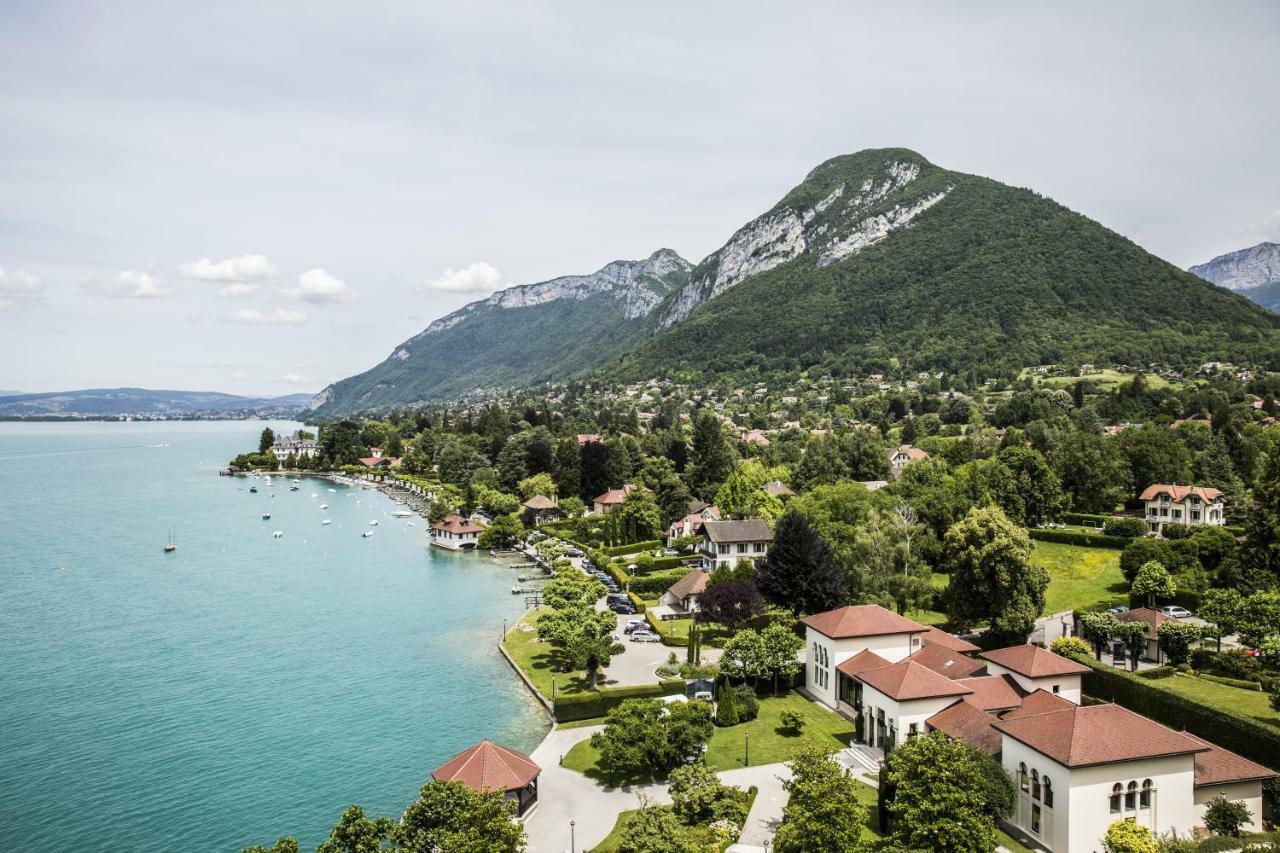 Le Palace De Menthon Exteriér fotografie The town of Montreux