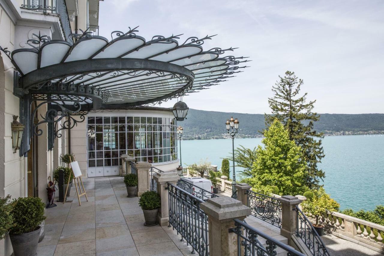 Le Palace De Menthon Exteriér fotografie The hotel's entrance