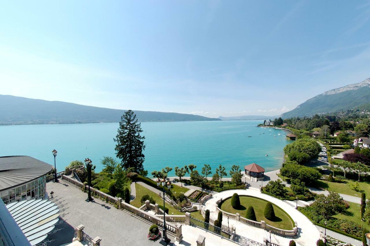 Le Palace De Menthon Exteriér fotografie View of the lake from the town
