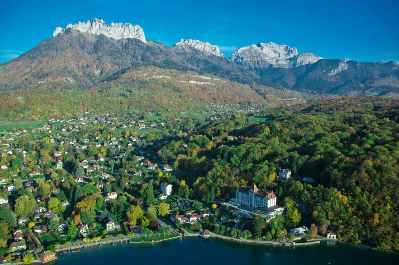 Le Palace De Menthon Exteriér fotografie An aerial view of Montreux